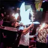 Nachtclub verlichte grijze gans wodka fles verheerlijker champagne presentator VIP tafel service dienblad neon bord voor restaurantbar