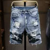 Män shorts sommar tunt denim trend ljus blå färg mode byxor lös personlighet rippade jeans män kläder