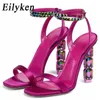 Chinelos Eilyken Verão Cristal Embelezado Sandália de Salto Alto Diamante Aberto Toe Ankle Strap Silk Cetim Banquete Sapatos 231007