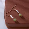 Pendientes colgantes Minar Estilo chino Jade verde Piedra natural Perla de agua dulce Gota larga para mujer Pendiente de borla de latón chapado en oro de 14 quilates