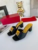 Lüks Tasarımcı Kadın Yüksek Topuk Terlik Kare Açık Ayak Parmağı Orijinal Deri Roma Düz Ayakkabı Perçin Dekor Bir saplama kayışı yaz tatil spor ayakkabı sandal kadın slayt
