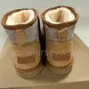 Bottes de neige pour femmes avec Logo brodé, bottes courtes chaudes de styliste, chaussures d'extérieur d'hiver, cadeaux de noël, 25134