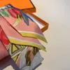 Nouveaux foulards en soie de créateur Pure soie fraîche printemps et été contraste petits foulards en soie Bande de cheveux de mode Sac de mode de loisirs Décoratif 100710