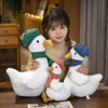 Poupées en peluche Canard moelleux doux avec écharpe Jouet Animal en peluche Dessin animé Poupée d'oie Oreiller de mode pour enfants Filles Cadeau d'anniversaire 231009