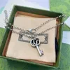 2023 Luxus Designer Halsketten Klassischer Schlüssel Anhänger Schmuck Retro Schnitzschlüssel Halsketten Paare Party Urlaub Hochwertiges Geschenk G227J