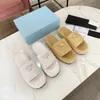 الربيع والصيف الجديد slippers slippers الموضة متعددة الاستخدامات مصممة تسمية المعادن مصممة الزخرفة الفاخرة للرجال والسيدات الشاطئ