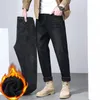 Jeans da uomo in pile di alta qualità stile autunno inverno addensato caldo pantaloni di jeans dritti larghi pantaloni casual versatili di marca