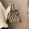 Вечерние сумки, плюшевая сумка с леопардовым принтом в стиле ретро для женщин, осень и зима 2023, повседневная мини-сумка через плечо на одно плечо с завязками