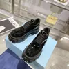 디자이너 Monolith Loafer 신발 특허 가죽 로퍼 레이스 업 드레스 신발 삼각형 로고 블랙 브랜드 신발 여성 플랫폼 운동화 크기 35-40