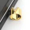 Новый дизайн ювелирных изделий из титановой стали, круглые V-образные буквы, монограмма, блестящие широкие бриллианты, кольцо для женщин и мужчин, обручальные кольца, дизайнерские ювелирные изделия R023888