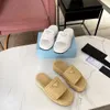 Primavera ed estate Nuove pantofole lavorate a maglia Moda Versatile Etichetta in metallo Designer Decorazione di lusso Sandali da spiaggia per uomo e donna