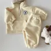 Kläduppsättningar Småbarn pojkar kläder set outfit barn varm fleece swearshirt baby flickor pullover tops byxor passar 2 st barn kläder set 231010