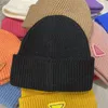 Woman Beanie Designer Caps Luksusowy męski kapelusz stały kolor metalowy trójkąt z literami zimny wiatr ciepła delikatna maska ​​nowoczesna designerska dzianinowa kapelusz dla kobiet pj019
