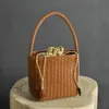 Ny handgjorda vävda crossbody -väska för kvinnors läder små fyrkantiga väska, konstnärlig och nationell bomulls- och linne kvinnors väska 231010