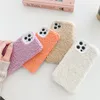 Cas de téléphone portable Belle peluche chaude et moelleuse pour iPhone 11 13 Pro Max X XR XS 7 8 Plus 12 Mini couverture arrière en silicone souple en fourrure 231010