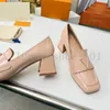 Designer klänningskor skakar pump lady chunky höga klackar slingback pumpar sommar läder sandaler kvinnor glänsande läder loafers fasta färg sandaler