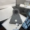 Modedesigner monclir kvinnor beanie män beanie stickad hatt höst/vinter varm hatt förtjockad hatt hårboll stickad hatt mode klassisk stil 1 1 hantverk gåva