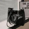 Bolsas de noche Mujeres PU Faux Cuero Hombro Lado Vintage Sólido Gran Capacidad Bolso Oficina Lady Conmutando Diseño Simple Totes de viaje