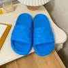 Designer Fashion Slippers Waterfront Mule For Women Mens Pool Slide Sliders Waterproof Rubber Präglad ikonisk märke Högkvalitativ pufferskluffar Flat Platform 35-45 02