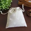 White Daisy Linen Presentväskor 9x12cm 10x15cm 13x17cm Pack med 50 Party Candy Favor Bag Holders Makeup smycken dragstring Pouch218z