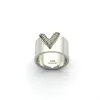 Новый дизайн ювелирных изделий из титановой стали, круглые V-образные буквы, монограмма, блестящие широкие бриллианты, кольцо для женщин и мужчин, обручальные кольца, дизайнерские ювелирные изделия R023888