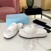 الربيع والصيف الجديد slippers slippers الموضة متعددة الاستخدامات مصممة تسمية المعادن مصممة الزخرفة الفاخرة للرجال والسيدات الشاطئ