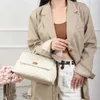 Nouveau sac à main mouton femme 2023 chaîne de mode simple épaule diagonale croix petit sac parfumé avec les magasins de cuir de haute qualité sont à 95% de réduction sur la liquidation en gros