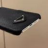 Étui de téléphone de luxe avec lettre triangulaire à grain de litchi pour iPhone 15 14 Plus 13 12 Pro Max Fashion Designer PU Cuir Back Shell Bumper Cover Card Slot Pocket Shell