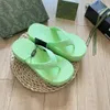 Designer kvinnors mid-heel tofflor thong plattformsplattform sandaler rosa gummi casual toffel sommar lyx mode damer pool strand utomhus platt flip flops 02