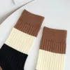 Chaussettes de femmes Fashion Simple Striped Girls 2023 Brown Series Black Women's Set Casual Middle Tube 5 paires Mesdames