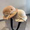 Kadın Tasarımcı Beralar Kış Soylu Kürklü Kapaklar Khaki Kashmere Şapkaları Sokak Moda Beyaz Beralar Bayanlar Günlük Zirve Kapağı Antumn Buck268Q