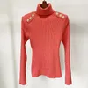 Kvinnors tröjor Coral Red Black Turtleneck Pullover Tröja Kvinnor Fashion Shoulder With Gold Lion -knapp