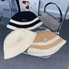 Классические дизайнерские шляпы-ведра с буквами Мужские женские роскошные дизайнерские зимние шапки Шляпы Модные уличные шляпы Fedora Унисекс Вязаные шапки Встроенный капот