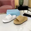 الربيع والصيف الجديد slippers slippers الموضة متعددة الاستخدامات مصممة تسمية المعادن مصممة الزخرفة الفاخرة للرجال والسيدات الشاطئ