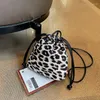 Вечерние сумки, плюшевая сумка с леопардовым принтом в стиле ретро для женщин, осень и зима 2023, повседневная мини-сумка через плечо на одно плечо с завязками