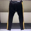 Jeans da uomo Ginocchia strappate Pantaloni slim a righe rosa glitter con bordi dorati e rifiniti in argento Nero di alta qualità219b