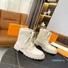 Cremefarbene Designer-Winterschuhe Martin-Stiefel im britischen Stil Plüsch-Damenstiefel mit dicken Sohlen aus Leder