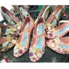 Scarpe eleganti Mary Jane Rivetto Modello orologio Fiore Palla di lana Décolleté decorativi con tacco largo Fibbia in pelle verniciata barocca da donna