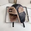 Kvinnors designer Trapper Hats Mens Bonnet Wool Warm Luxury Fited Hats Brand LEATHS LÄDER Vinterplysch Tjockat öronskydd CAP