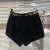 Kvinnors shorts svart 2023 Autumn mode lämnar blomma guldtråd broderad elegant sammet korta byxor