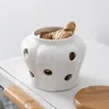 Bottiglie di stoccaggio Peperoncino Scatola di aglio in ceramica Caramelle per uso domestico Vaso bianco Testa Pepe Miglio Zenzero creativo traforato