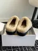 The new plush slippers are light, comfortable, and lined with fur and lamb fur, and made of suede leather for casual women's slippers