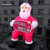 Festlicher riesiger aufblasbarer Weihnachtsmann-Modell-Weihnachtsmann, der ein Schild für Weihnachtswerbeveranstaltung hält