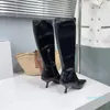 Bottes élastiques à talon de chat pour l'automne et l'hiver avec tissu Lycra élastique importé sur la tige et rembourrage en peau de mouton à l'intérieur.