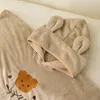 Handdoeken Badjassen Babybadhanddoek Born Badjas Cartoon Koraal Fleece Fluweel Baby Peuter Zachte Ponch Deken Warm Slapen Inbakeren Wrap 231006