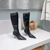 Les nouvelles bottes élastiques minimalistes à talon de chat au-dessus du genou pour l'automne et l'hiver, avec un tissu Lycra élastique importé sur la tige et un rembourrage en peau de mouton à l'intérieur.