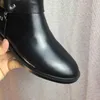 2023 Luxe designer korte laarzen met zwart, wit, rood en grijs geruite strepen voor herfst en winter Zachte koeienhuidproductie Zwarte damesschoenen en mode bBots