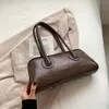 Senior gevoel van licht luxe retro schoudertas vrouwelijke 2023 nieuwe Hong Kong wind okseltas kleine mode ins baguette tas