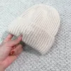 Un cappello di lana lavorato a maglia minimalista e alla moda con una trama di prim'ordine