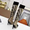 Buty Women Check Stretch Knit Sock Stiletto Obcasy nad buty do kolan dla imprezy Woman Luksusowa jesień projektantka Zimowa wskazuje Q231012